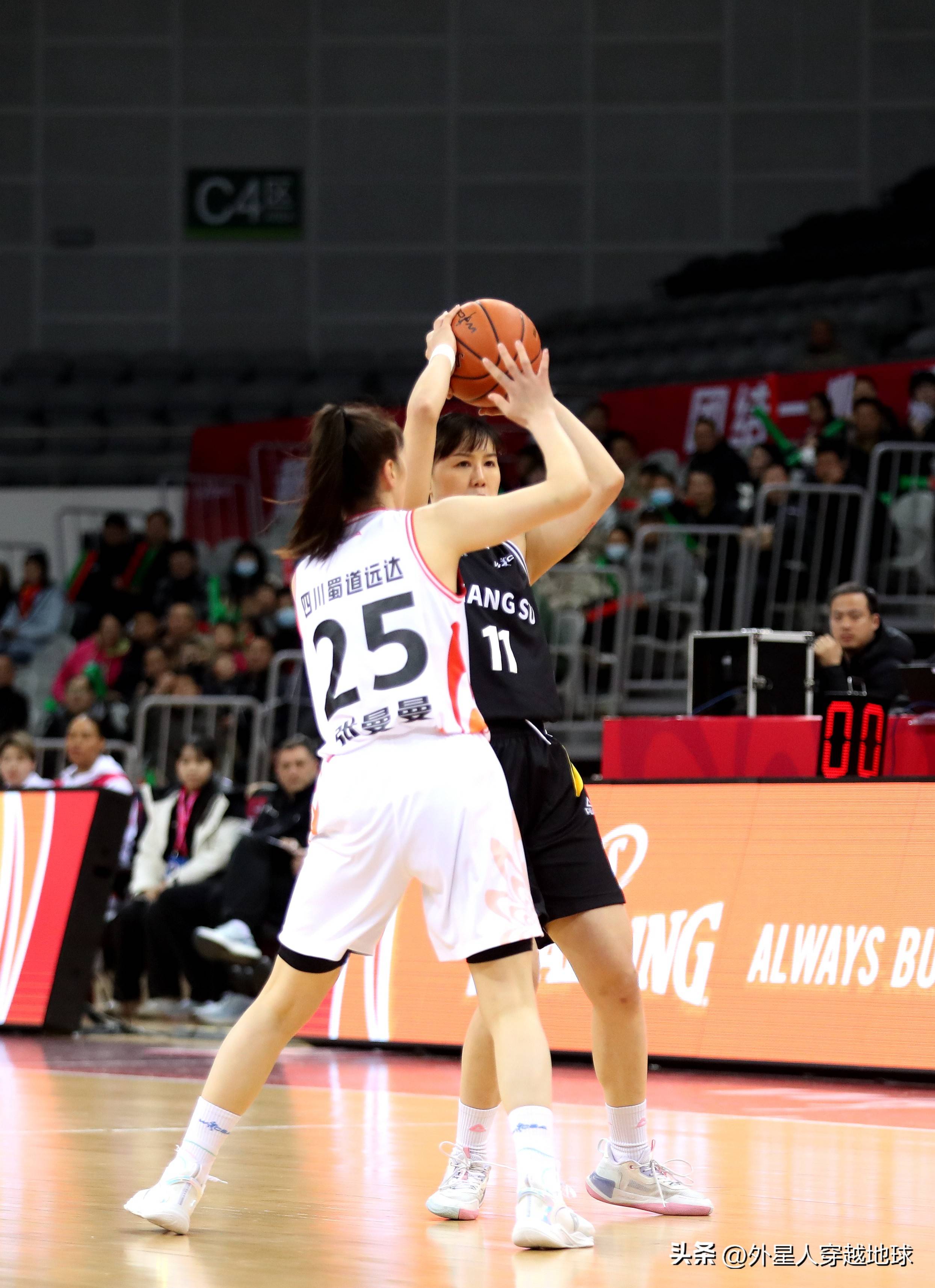 江苏女篮险胜重庆，艰难守住领先地位