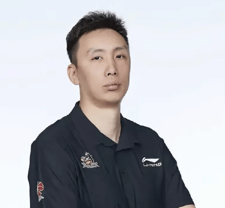 教练因私人事务缺席关键比赛球队困境临头