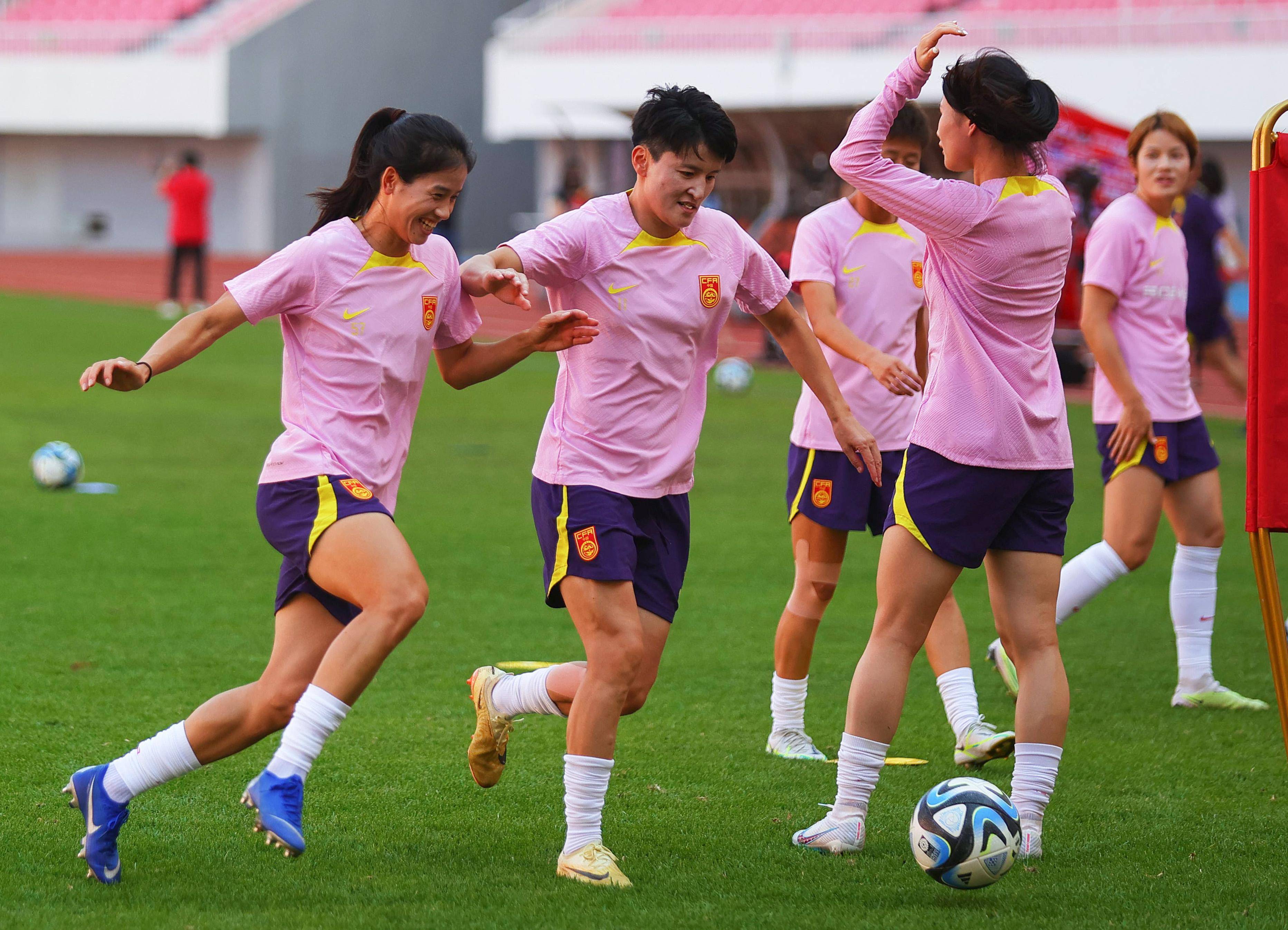 包含中国女足备战国际足球赛事，目标夺得冠军的词条
